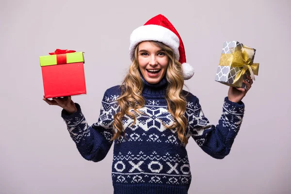 Vrouw in Kerstman hoed houden de gift van Kerstmis — Stockfoto