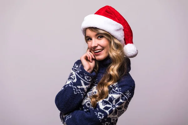 Lycklig kvinna i Christmas Santa hat — Stockfoto