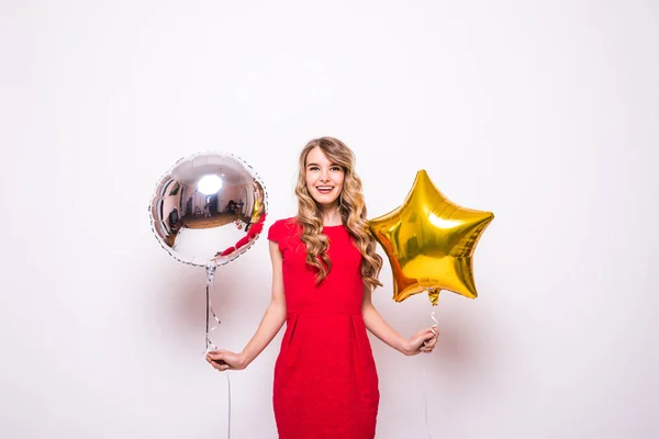 Dość młoda kobieta ze złota i srebra, balon, uśmiechając się na białym tle — Zdjęcie stockowe