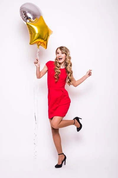 Bonita joven con globo de oro y plata sonriendo aislada en blanco —  Fotos de Stock