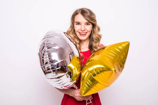 Mujer joven con globo de oro y plata sonriendo aislada en blanco — Foto de Stock