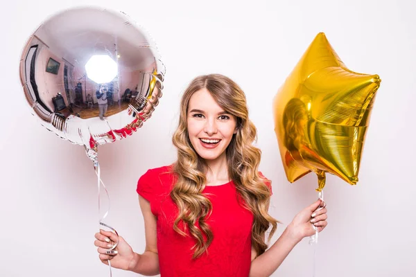 Mujer joven con globo de oro y plata sonriendo aislada en blanco —  Fotos de Stock