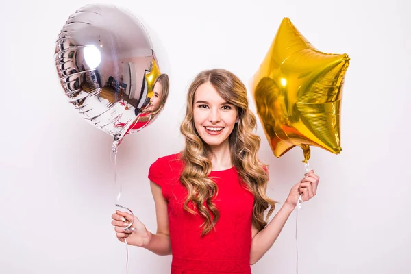 Mujer joven con globo de oro y plata sonriendo aislada en blanco —  Fotos de Stock