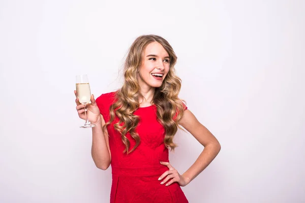 Pezsgőt isznak mint fehér háttér piros ruhás nő — Stock Fotó
