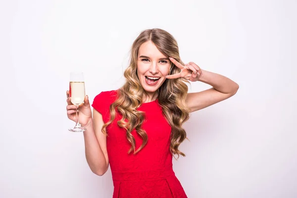 Mujer en vestido rojo beber champán sobre fondo blanco — Foto de Stock