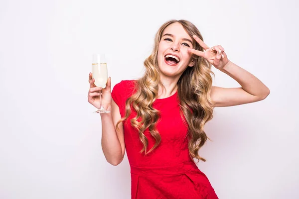 Mujer en vestido rojo beber champán sobre fondo blanco — Foto de Stock