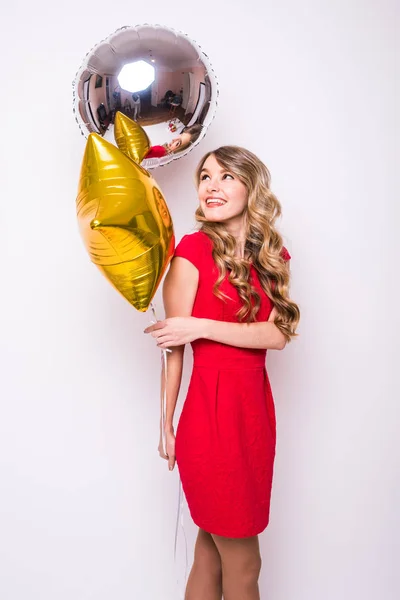 Bonita joven con globo de oro y plata sonriendo aislada en blanco — Foto de Stock