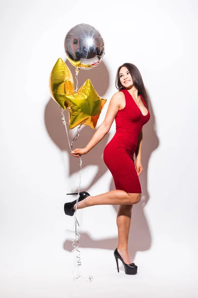 Vacker kvinna i röd klänning med formade ballong — Stockfoto