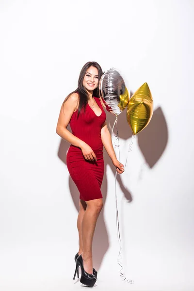 Vacker kvinna i röd klänning med formade ballong — Stockfoto