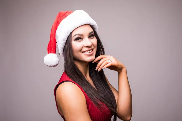 Mulher bonita em vestido vermelho e chapéu de Natal de Santa com balão em forma de estrela de ouro — Fotografia de Stock