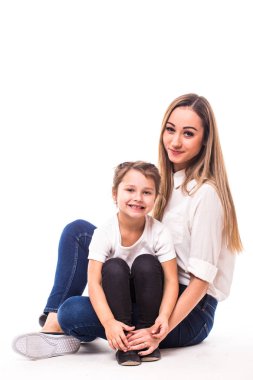 Beyaz arka planda mutlu bir aile