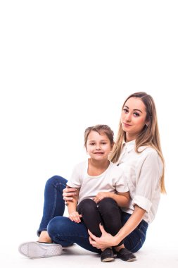 Beyaz arka planda mutlu bir aile