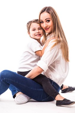 Beyaz arka planda mutlu bir aile