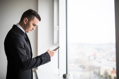 İş yerinde başarılı iş adamı manifatura