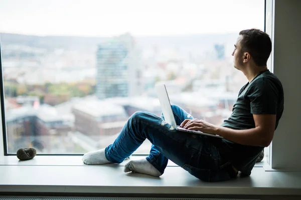 Guapo diseñador de hombre moderno que trabaja en casa usando el ordenador portátil en casa — Foto de Stock