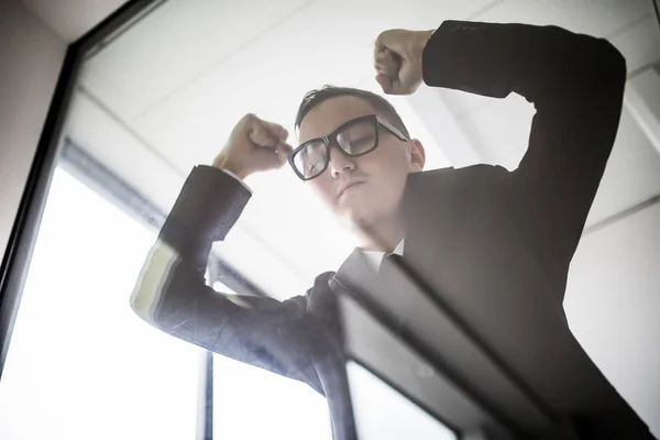 Empresário estressado com as mãos na janela — Fotografia de Stock