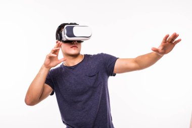 Beyaz arka plan üzerinde bir Vr kulaklık kullanarak sanal gerçeklik giyen adam