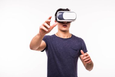 Beyaz arka plan üzerinde bir Vr kulaklık kullanarak sanal gerçeklik giyen adam