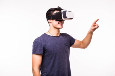 Beyaz arka plan üzerinde izole sanal gerçeklik karşılaşan genç heyecanlı adam portresi