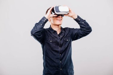 Beyaz arka plan üzerinde bir Vr kulaklık kullanarak sanal gerçeklik giyen adam