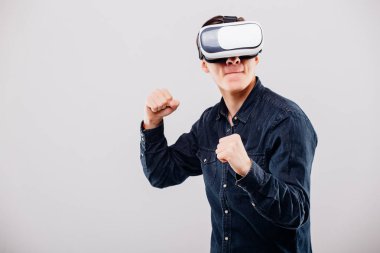 Giyen sanal gerçeklik Vr kulaklık kutusu beyaz zemin üzerine adamım