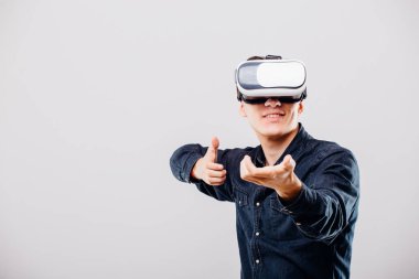 Beyaz arka plan üzerinde silah gibi izole sanal gerçeklik gözlüklü genç adam