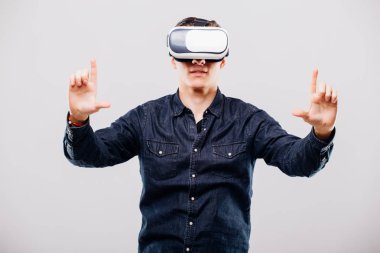 Beyaz bir arka plan üzerinde izole sanal gerçeklik gözlüklü çekici adam