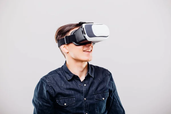 Ung man med virtual reality-glasögon isolerad på vit bakgrund — Stockfoto