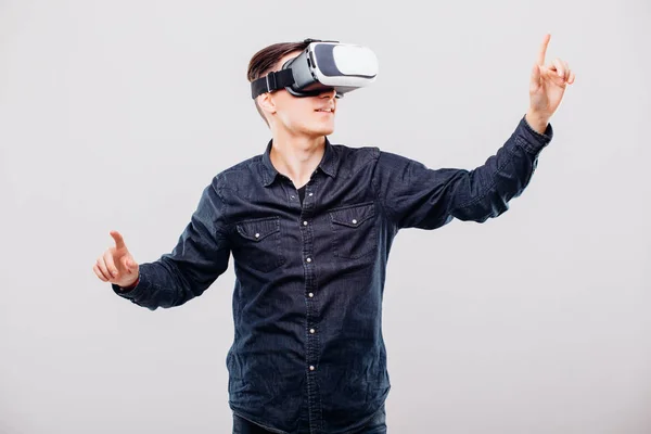 Ung man med virtual reality-glasögon isolerad på vit bakgrund — Stockfoto