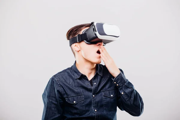 Attraktiv man med virtual reality-glasögon isolerad på en vit bakgrund — Stockfoto