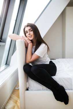 Yatak ucunda oturan kadın