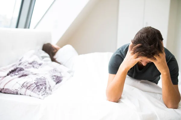 Portrait de jeune couple hétérosexuel malheureux dans la chambre — Photo