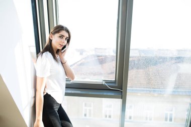 Kız evde Oda penceresinde telefon arama