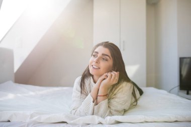 Mutlu kadın yatakta yatarken ve sabah uyanma