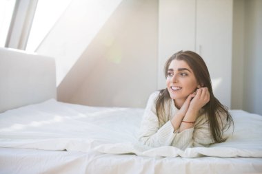 Mutlu kadın yatakta yatarken ve sabah uyanma