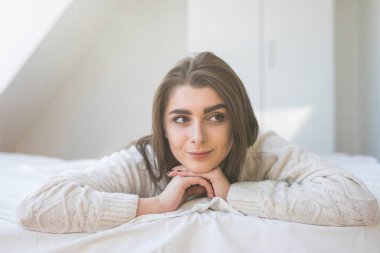Yatakta gülümseyen güzel güzel kız