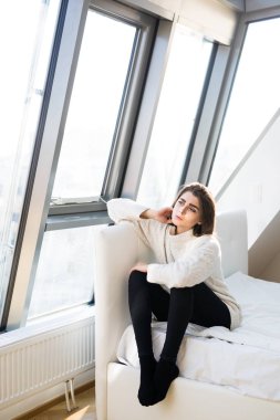 üzgün kadın yatağa otur