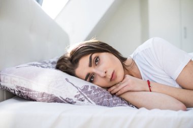 Yalan ve yatakta uyuyan kadın