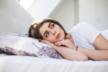 Uyuyan genç güzel kadın