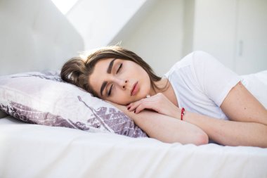 Uyuyan genç güzel kadın