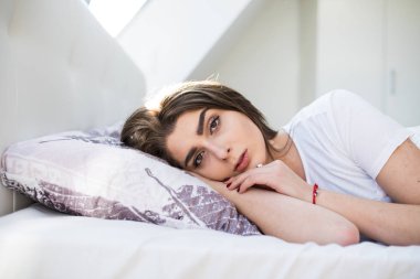 Uyuyan genç güzel kadın