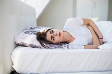 yatakta adet acı veya mide ağrısı