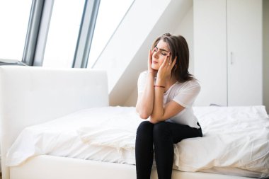 hasta yatağında oturmuş