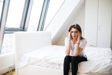 hasta yatağında oturmuş