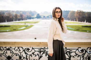 park arka plan üzerinde evin balkon genç kadın