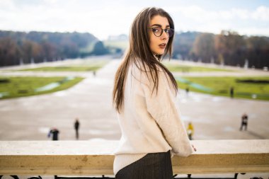 park arka plan üzerinde evin balkon genç kadın