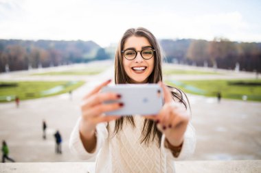 selfie Bahçe zemin üzerine alarak kız