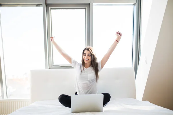Dziewczyna z noszenia rąk w łóżku przy użyciu laptopa — Zdjęcie stockowe