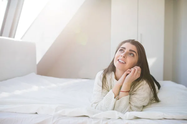 Femme heureuse allongée sur le lit et se réveillant le matin — Photo