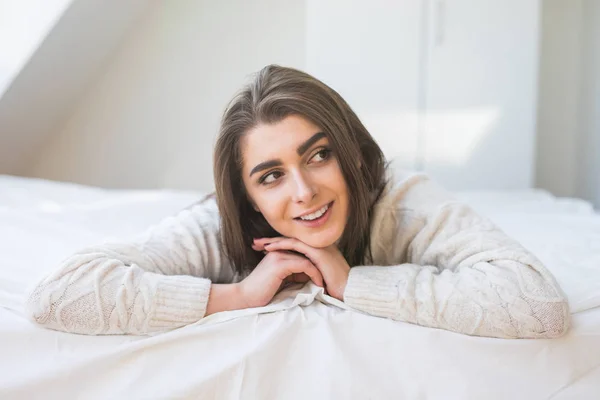 Nettes hübsches Mädchen lächelt im Bett — Stockfoto